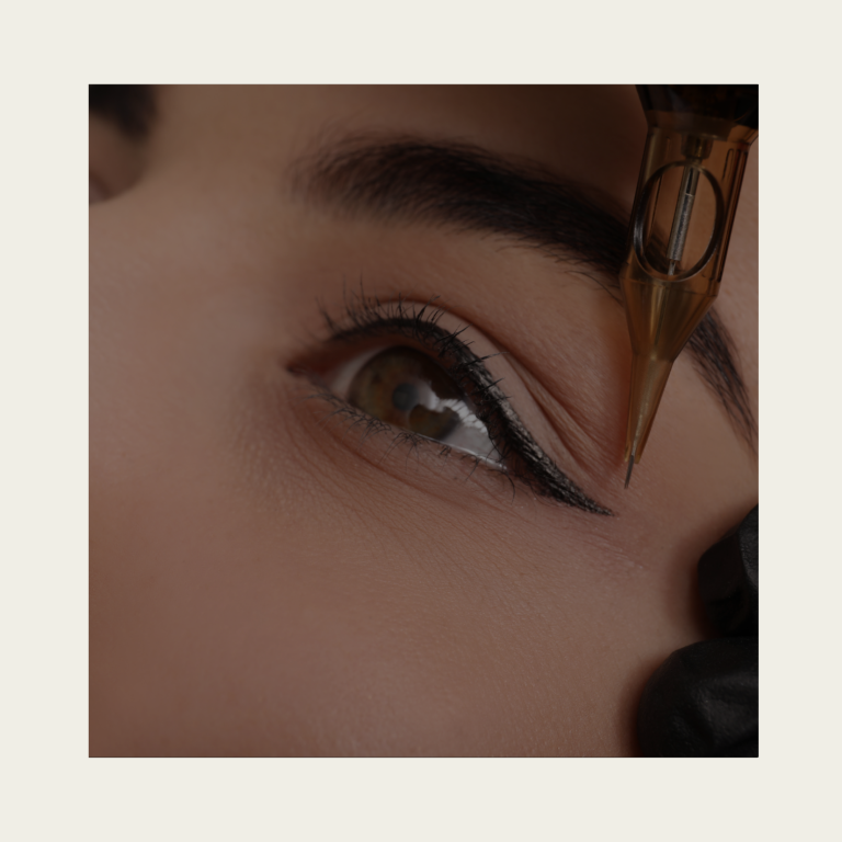 Klassischer permanenter Eyeliner mit Wing in Grevenbroich