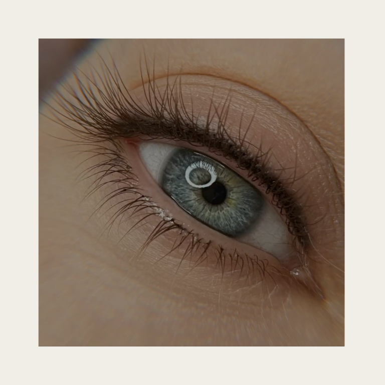 Baby Eyeliner natürlicher  Lidstrich und Wimpernkranz in Pudertechnik in Grevenbroich