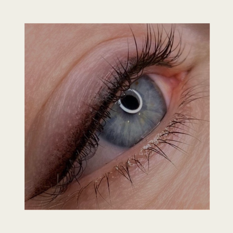 Shading Eyeliner natürlicher Eyeliner in Pudertechnik mit Wing und Lidschatteneffekt bei awacosmetics